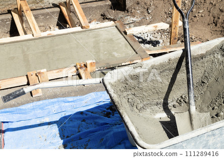Concrete placing 111289416
