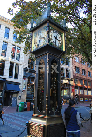 Steam clock in Vancouver Gastown in autumn (Vancouver, Canada) 111289612