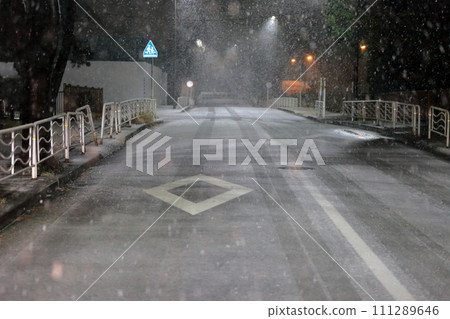 積雪覆蓋的道路圖片 積雪覆蓋的道路圖片 111289646
