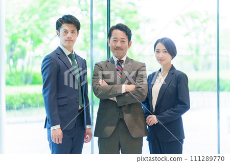 Business person portrait manager executive Business person portrait manager executive 111289770