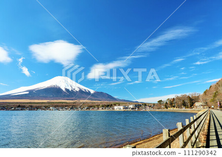 山梨縣、山中湖和藍天下的富士山 111290342