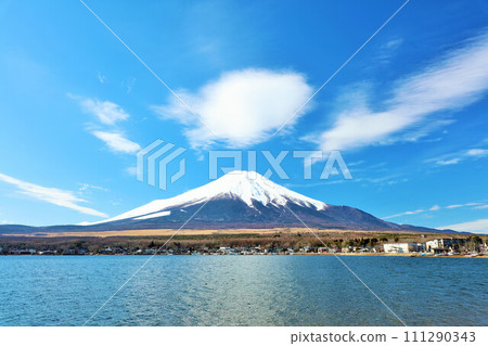 山梨縣、山中湖和藍天下的富士山 山梨縣、山中湖和藍天下的富士山 111290343