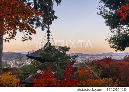 秋天的京都，常寂光寺，從有利位置看多寶塔 111290418
