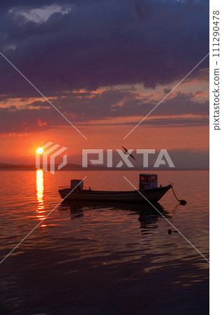 Sunset glow of Lake Saroma 111290478