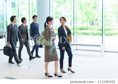 商務人士全身辦公室大堂 111290505