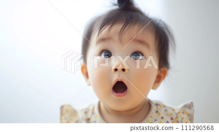 可愛的日本嬰兒的眼睛閃爍著發現的光芒 111290568