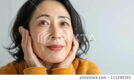 一位美麗的日本中年婦女，表情平靜 111290583