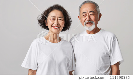 一對健康活躍的日本老年夫婦一起分享微笑 111290585