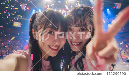 微笑的日本年輕女性享受音樂會的自拍照 111290590