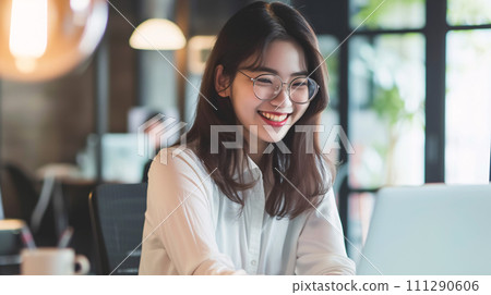 一位年輕的日本女性自由工作者,笑容燦爛 一位年輕的日本女性自由工作者,笑容燦爛 111290606