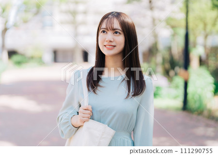 走在校園裡的女大學生 111290755