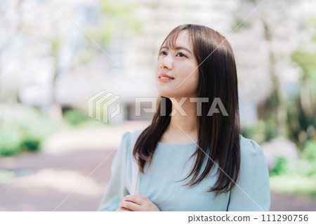 走在校園裡的女大學生 111290756