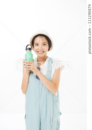 一個拿著水瓶的短袖女人 一個拿著水瓶的短袖女人 111290874