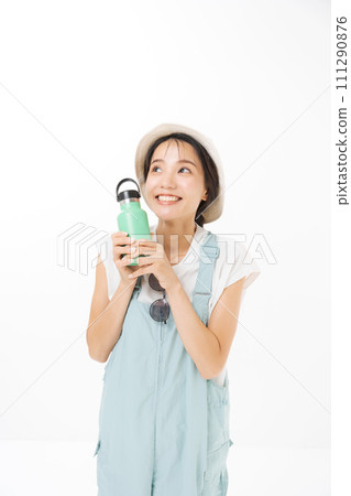 一個拿著水瓶的短袖女人 111290876