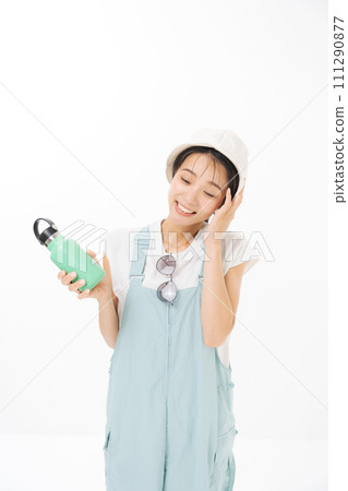 A short-sleeved woman with a water bottle 111290877