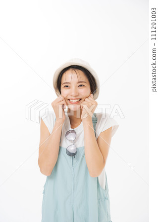Photo of a woman in her 20s wearing a hat Photo of a woman in her 20s wearing a hat 111291003