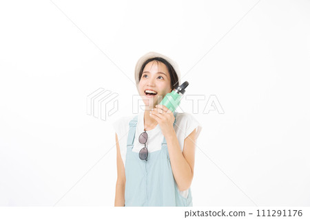 一個拿著水瓶的短袖女人 一個拿著水瓶的短袖女人 111291176