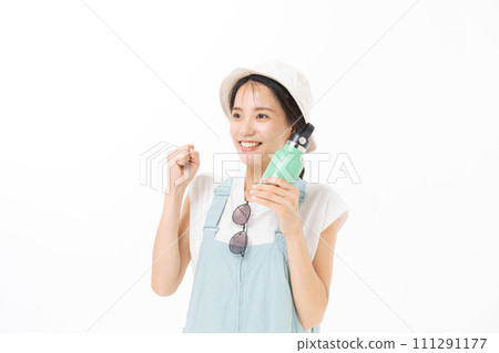 A short-sleeved woman with a water bottle 111291177