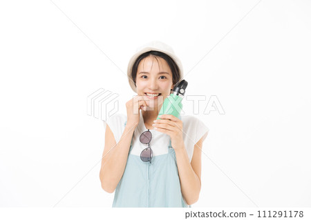 一個拿著水瓶的短袖女人 一個拿著水瓶的短袖女人 111291178