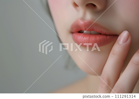 女人的手指觸摸嘴唇“人工智慧生成的圖像” 111291314