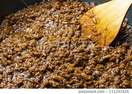 在煎鍋中製作 keema 咖哩的烹飪場景。 在煎鍋中製作 keema 咖哩的烹飪場景。 111291826