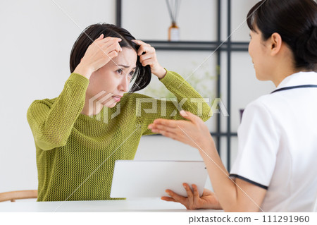 一位中年婦女諮詢她的髮際線 111291960