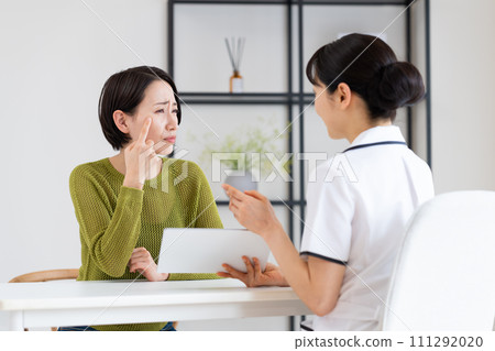 一位中年婦女就皮膚問題進行諮詢。 一位中年婦女就皮膚問題進行諮詢。 111292020