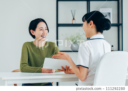 中年婦女在美容院諮詢 中年婦女在美容院諮詢 111292280