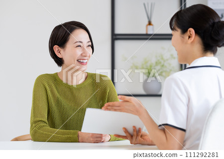 中年婦女在美容院諮詢 中年婦女在美容院諮詢 111292281