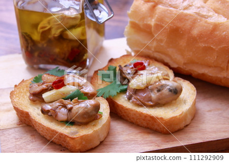 Oysters pickled in oil_on French bread 111292909