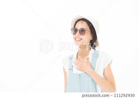 Portrait of a woman in her 20s wearing sunglasses Portrait of a woman in her 20s wearing sunglasses 111292930