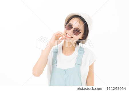 Portrait of a woman in her 20s wearing sunglasses 111293034