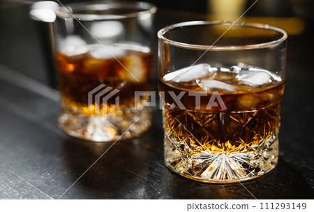 威士忌 AI 生成圖像 吧台 酒杯 波本蘇格蘭威士忌 蒸餾酒 111293149