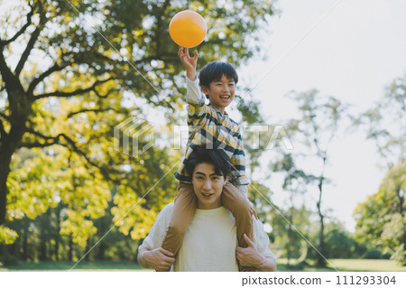 piggyback, father, boy 111293304
