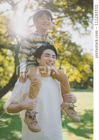 piggyback, son, sons 111293315