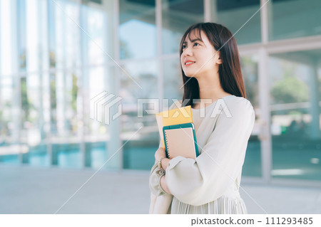 走在校園裡的女大學生 111293485