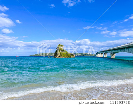 沖繩縣的藍海、古宇利島和古宇利大橋 111293738