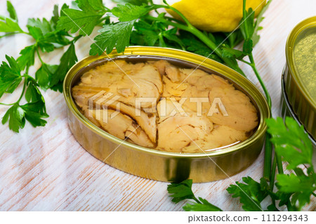Tuna in oil with lemon and greens 111294343