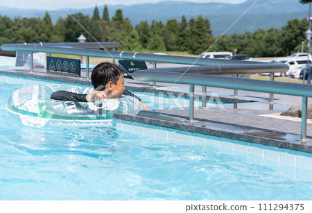 孩子們在游泳池玩耍 111294375