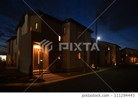 Evening view of a residential area A residential area sagging at dusk Evening view of a residential area A residential area sagging at dusk 111294443