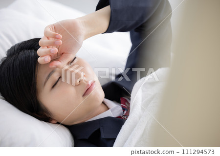女高中生在醫務室的床上休息 女高中生在醫務室的床上休息 111294573