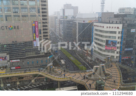 Heavy snow at the north exit of Hachioji Station. TV crew broadcasting heavy snow 111294680