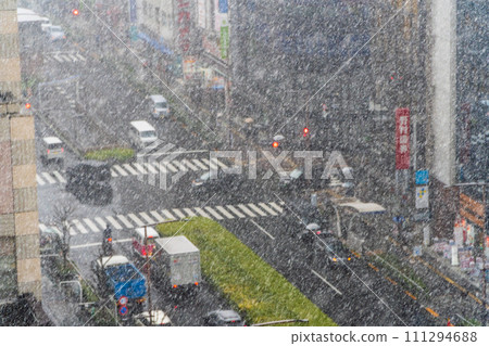 Heavy snow at the north exit of Hachioji Station. TV crew broadcasting heavy snow 111294688