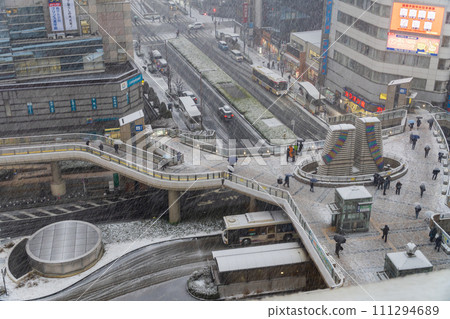 Heavy snow at the north exit of Hachioji Station. TV crew broadcasting heavy snow 111294689