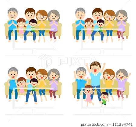 一家三口在電視上觀看比賽 111294741