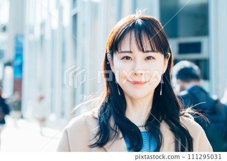 A woman who is meeting A woman who is meeting 111295031