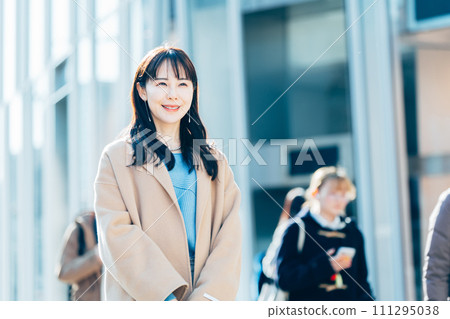 A woman who is meeting 111295038