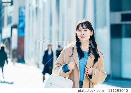 A woman who is meeting A woman who is meeting 111295040