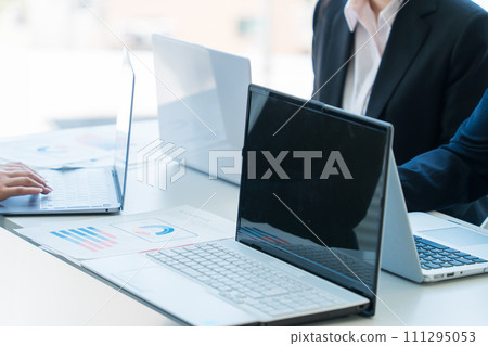 Men and women in suits working using laptops and PCs in companies, companies, and offices Men and women in suits working using laptops and PCs in companies, companies, and offices 111295053