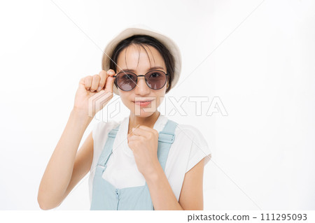 20多歲的女人戴著太陽鏡 111295093